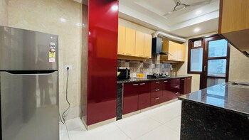 bluo 3bhk golf course road balcony lift