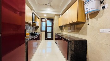 bluo 3bhk golf course road balcony lift