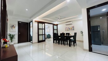 bluo 3bhk golf course road balcony lift