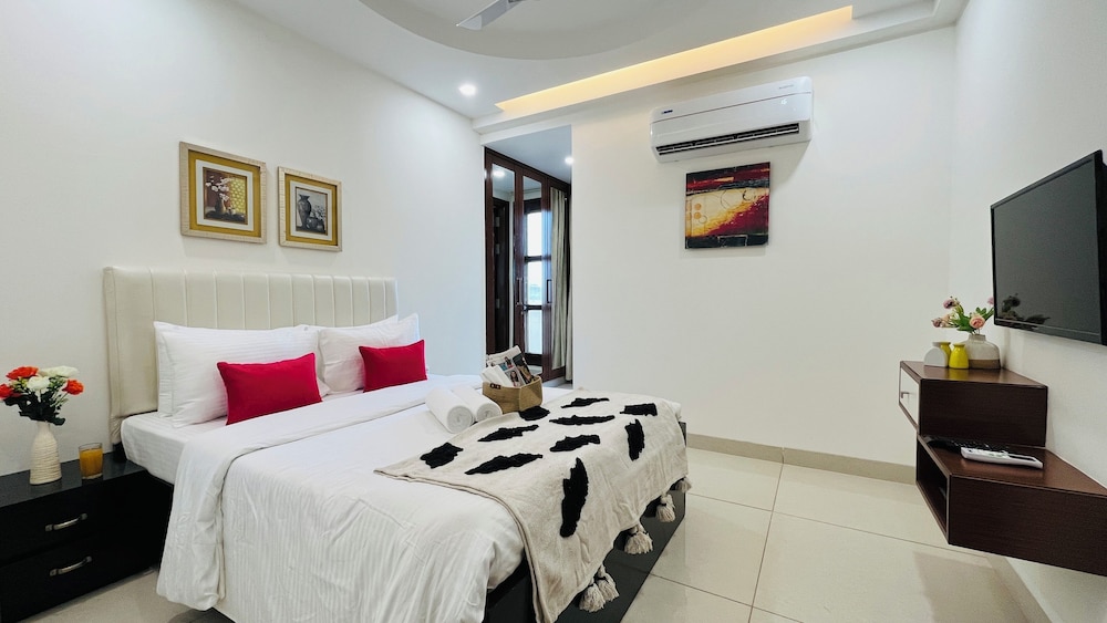 bluo 3bhk golf course road balcony lift