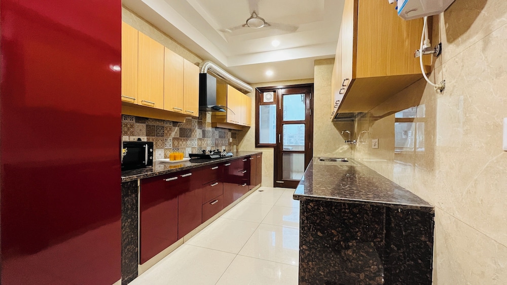 bluo 3bhk golf course road balcony lift