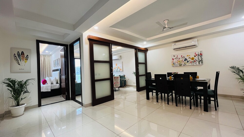 bluo 3bhk golf course road balcony lift
