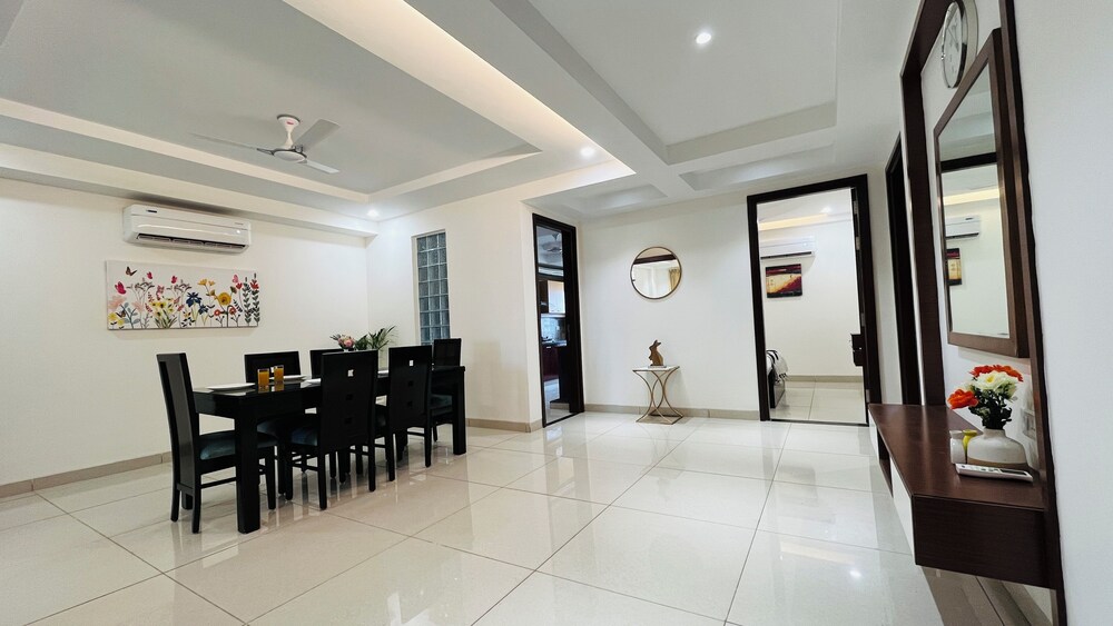 bluo 3bhk golf course road balcony lift