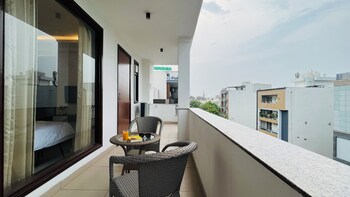 bluo 3bhk golf course road balcony lift