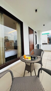 bluo 3bhk golf course road balcony lift