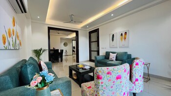 bluo 3bhk golf course road balcony lift