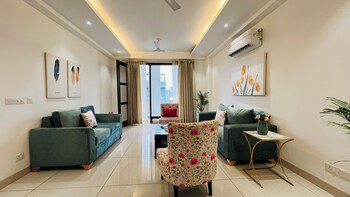 bluo 3bhk golf course road balcony lift
