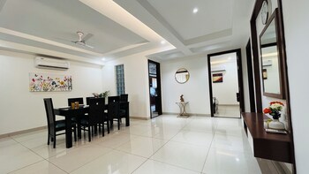 bluo 3bhk golf course road balcony lift