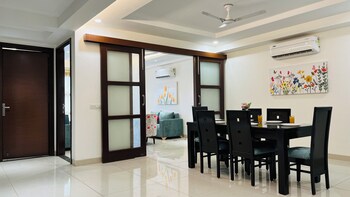 bluo 3bhk golf course road balcony lift
