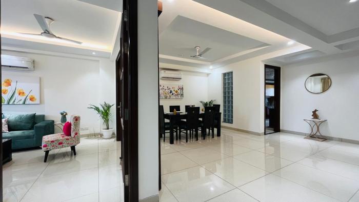 bluo 3bhk golf course road balcony lift