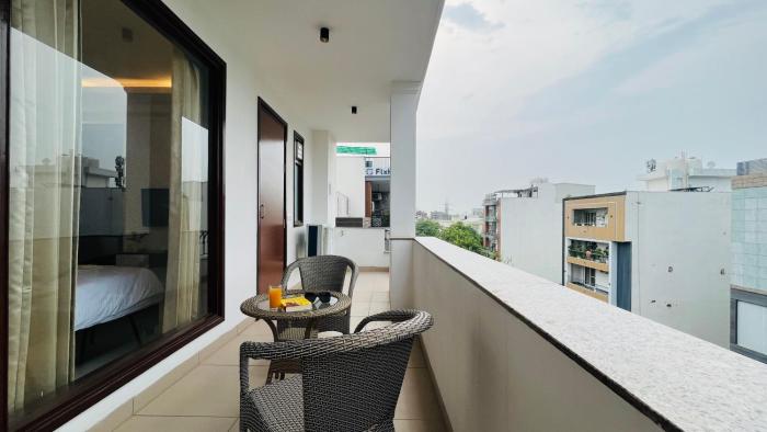 bluo 3bhk golf course road balcony lift