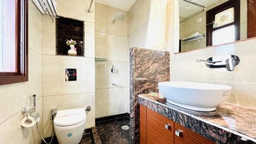 bluo 3bhk golf course road balcony lift