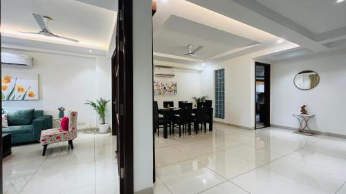 bluo 3bhk golf course road balcony lift