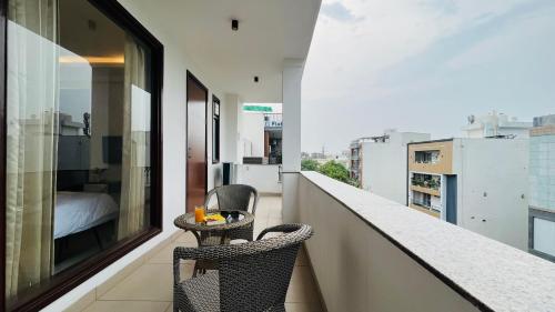 bluo 3bhk golf course road balcony lift