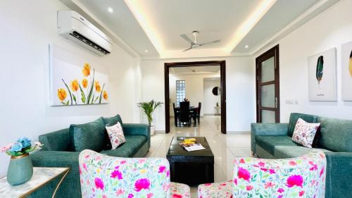 bluo 3bhk golf course road balcony lift