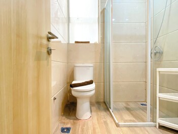 comfort 2br at crown court executive condominium apartment