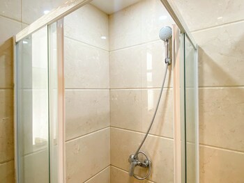 comfort 2br at crown court executive condominium apartment