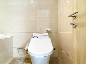 comfort 2br at crown court executive condominium apartment