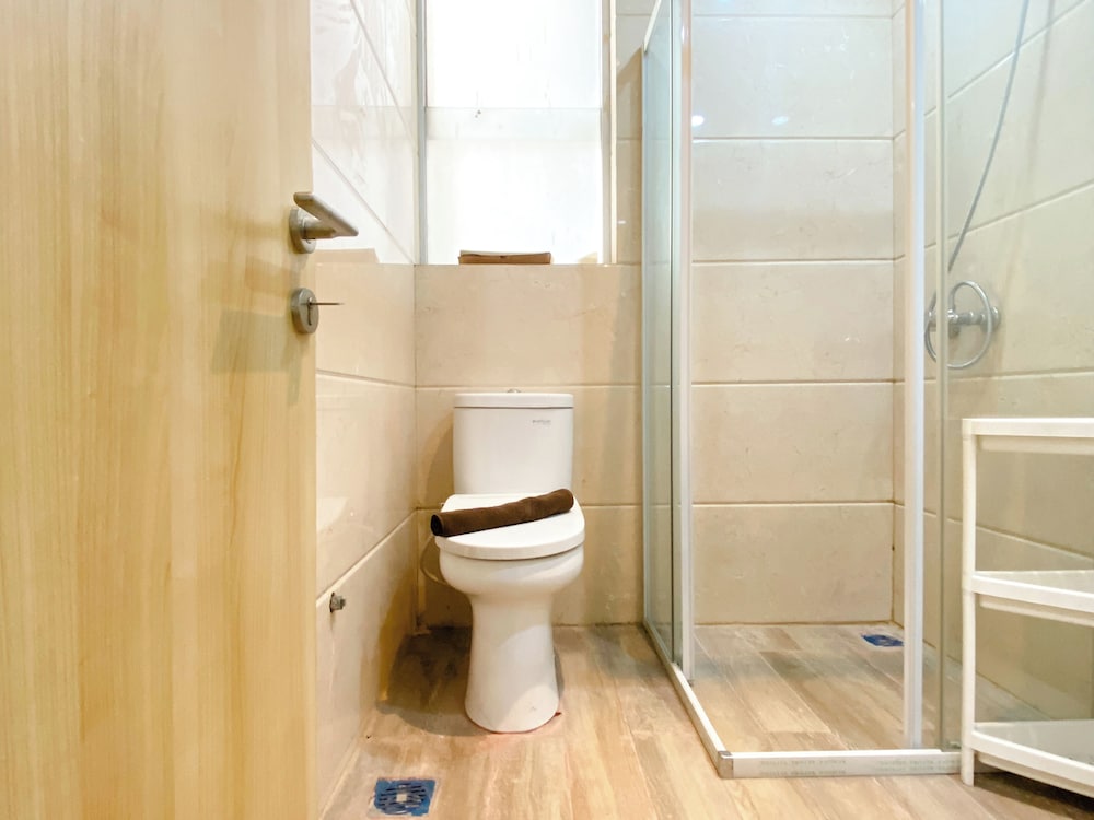 comfort 2br at crown court executive condominium apartment