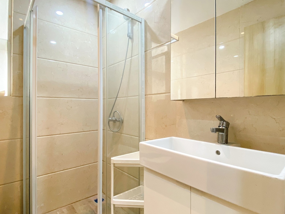 comfort 2br at crown court executive condominium apartment