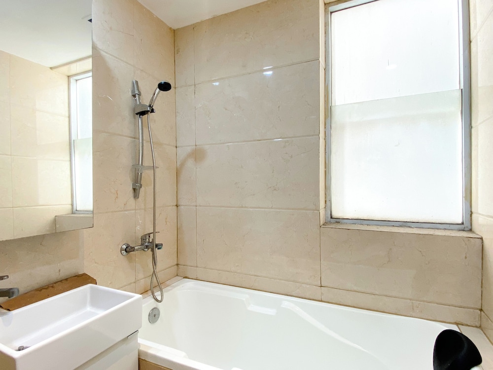 comfort 2br at crown court executive condominium apartment