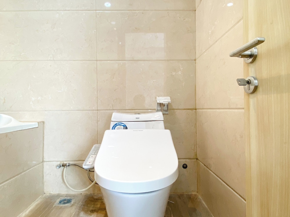 comfort 2br at crown court executive condominium apartment