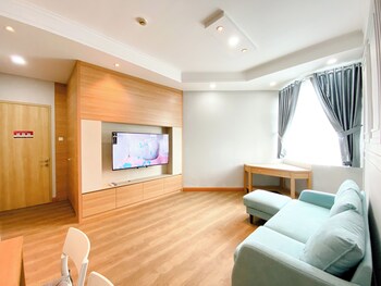 comfort 2br at crown court executive condominium apartment