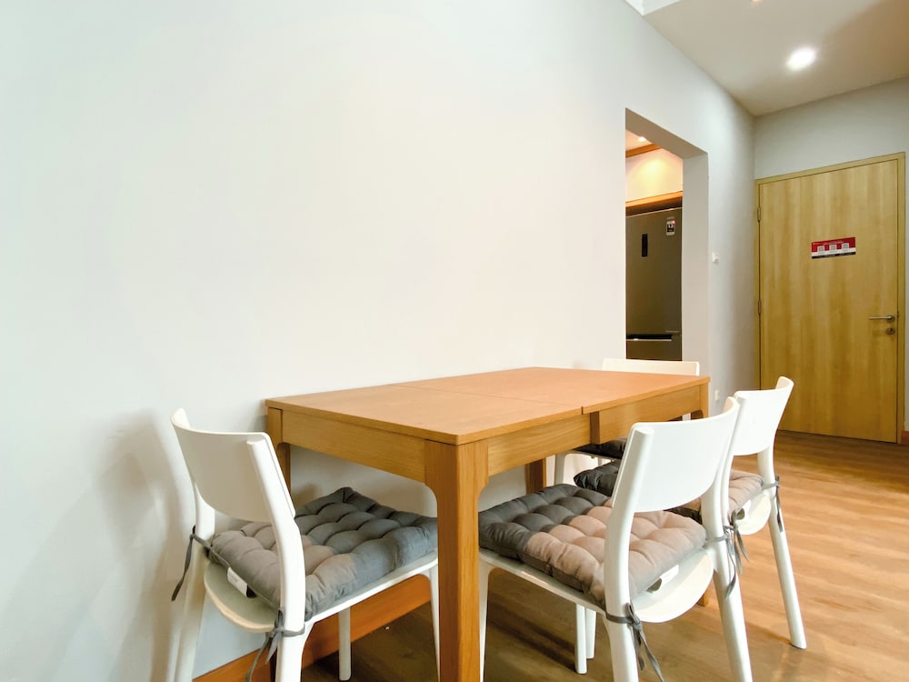 comfort 2br at crown court executive condominium apartment