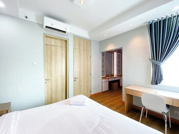 comfort 2br at crown court executive condominium apartment