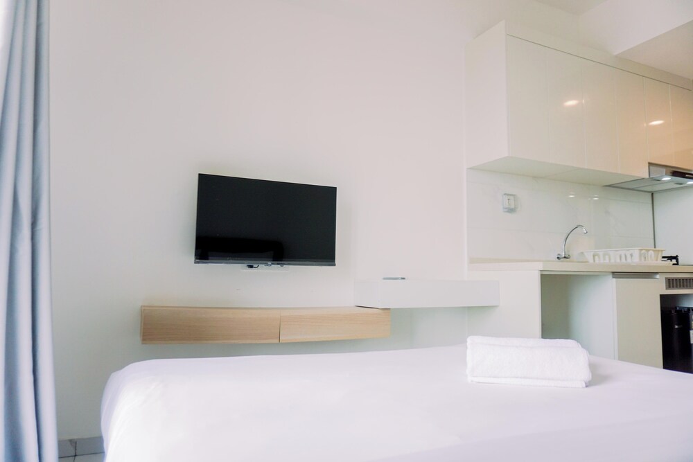 warm and simply studio room sky house alam sutera apartment