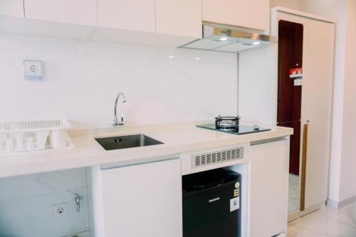 warm and simply studio room sky house alam sutera apartment