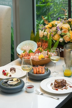 crowne plaza jiangmen binjiang an ihg hotel