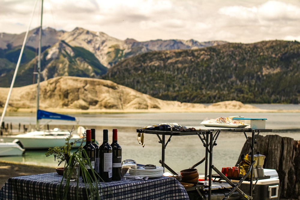 isla victoria folk camp