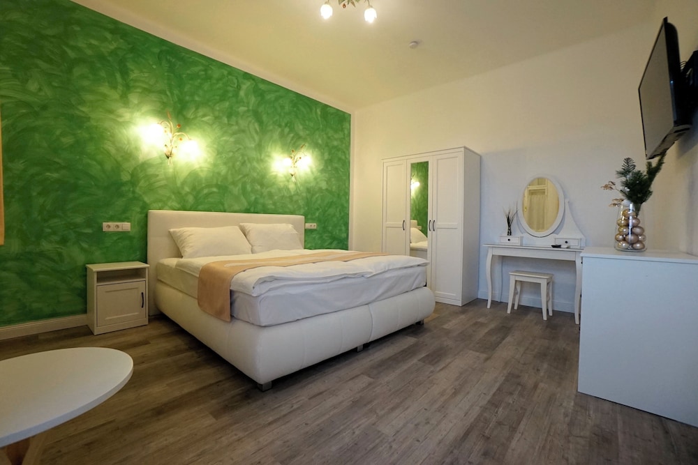 albizia apartments