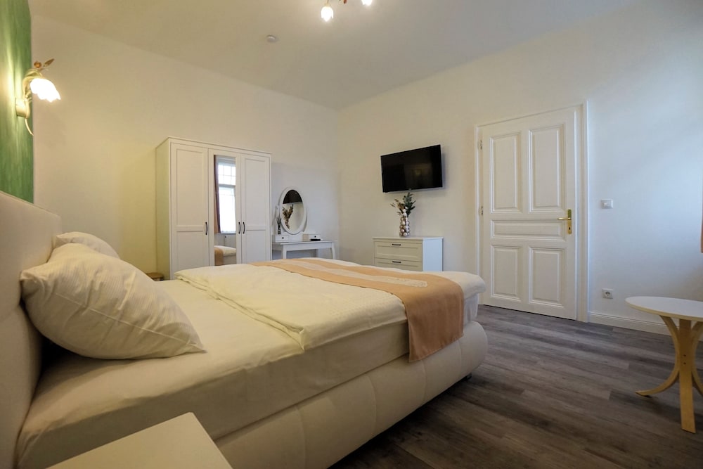 albizia apartments