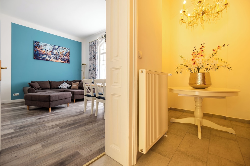 albizia apartments