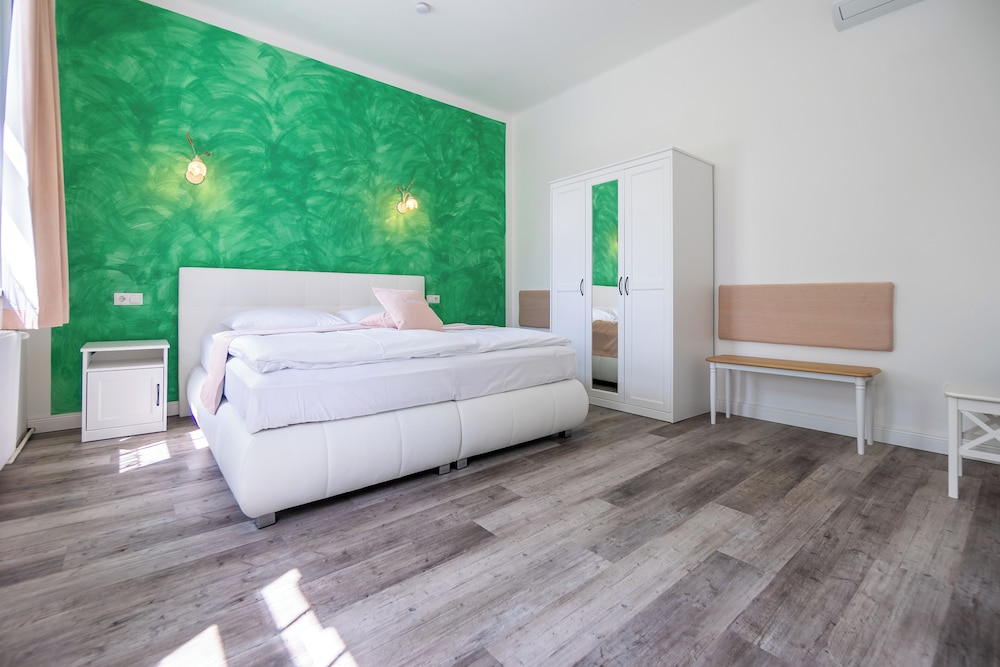 albizia apartments