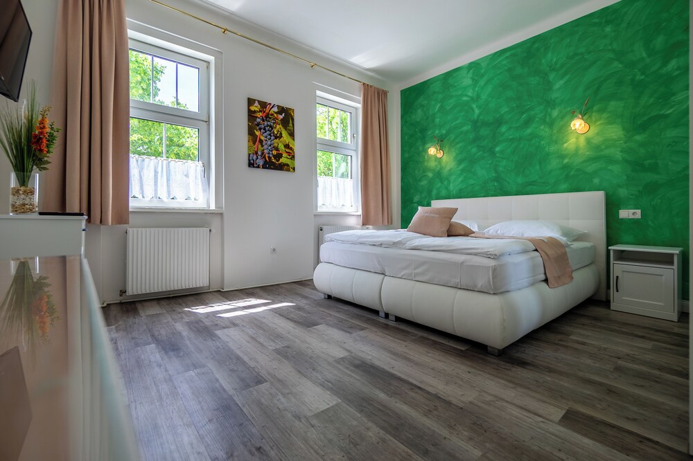 albizia apartments