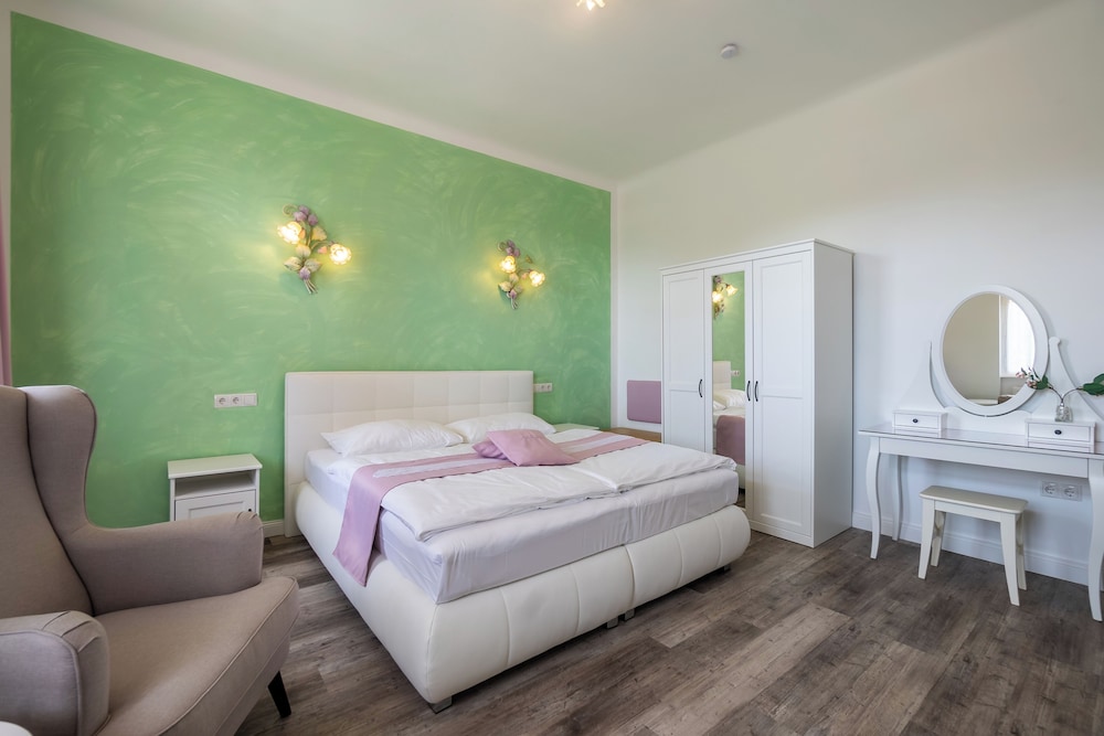 albizia apartments