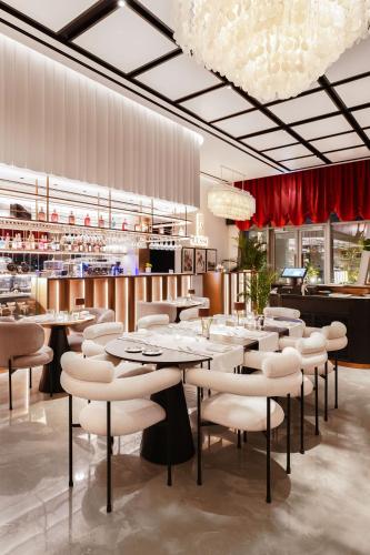 lusso hometels j one