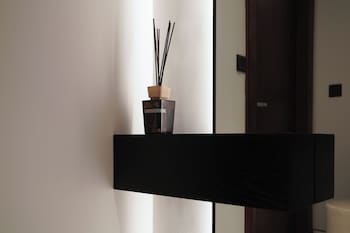 lusso hometels j one