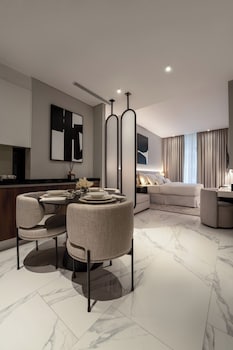 lusso hometels j one