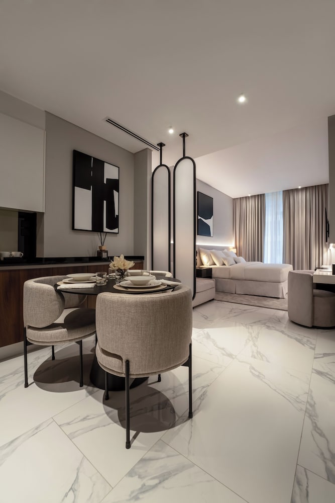 lusso hometels j one