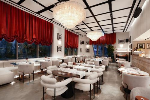 lusso hometels j one