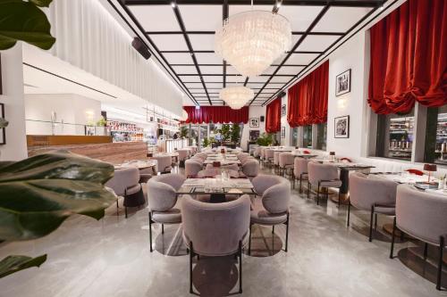 lusso hometels j one