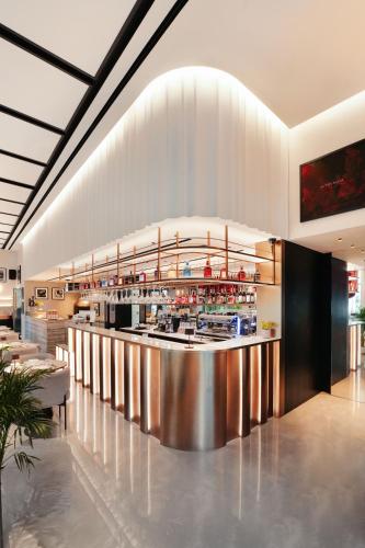 lusso hometels j one