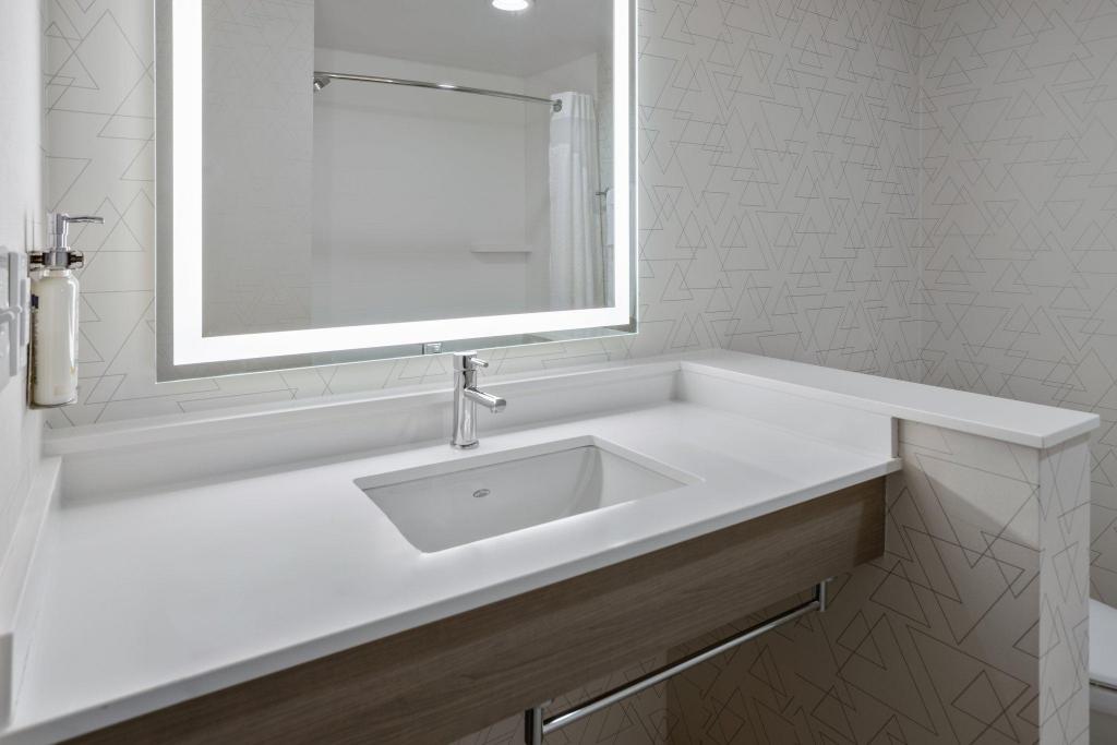holiday inn express and suites waynesboro east an ihg hotel