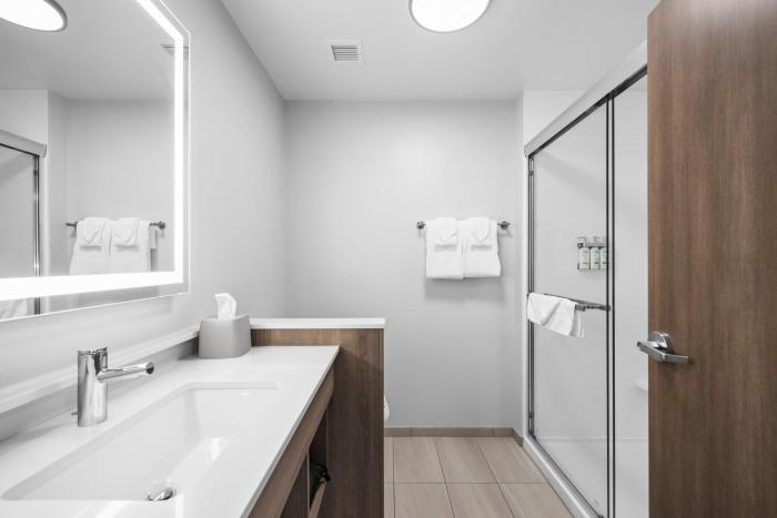 holiday inn express and suites marinette