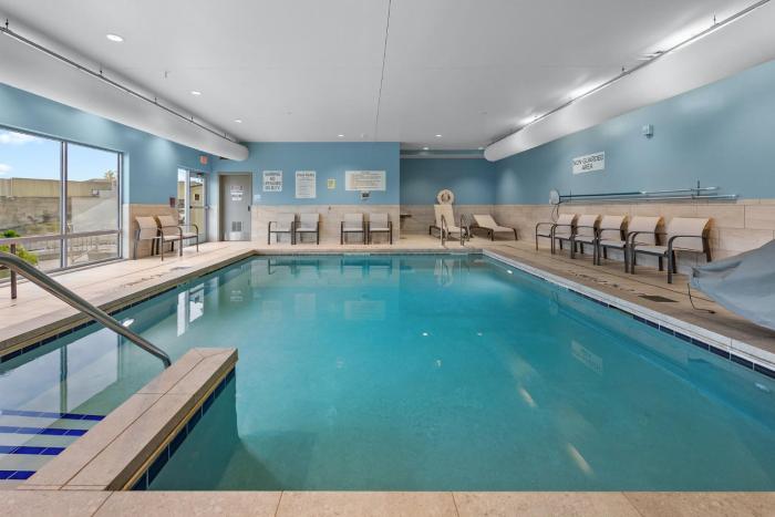 holiday inn express and suites marinette