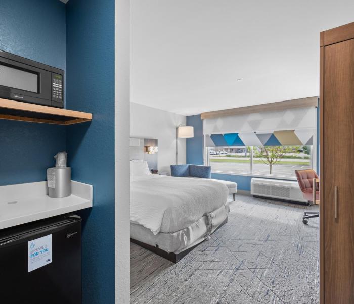 holiday inn express and suites marinette